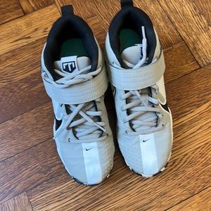 Nike Boys Trout Baseball Cleats size 4